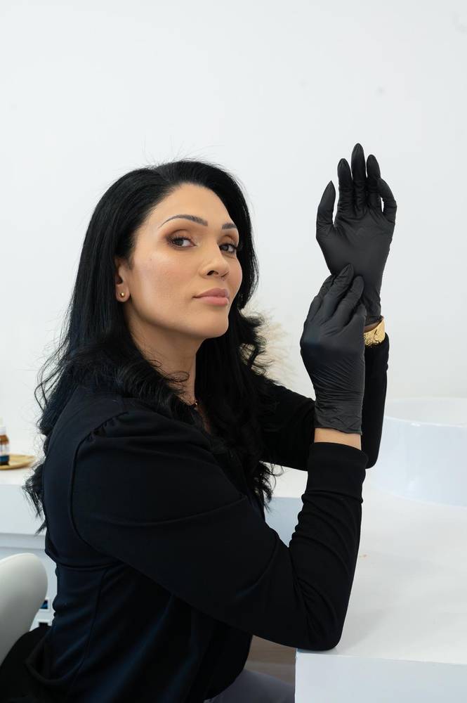 Rafaelle Serra numa sala de tratamento do centro de estética em Albufeira